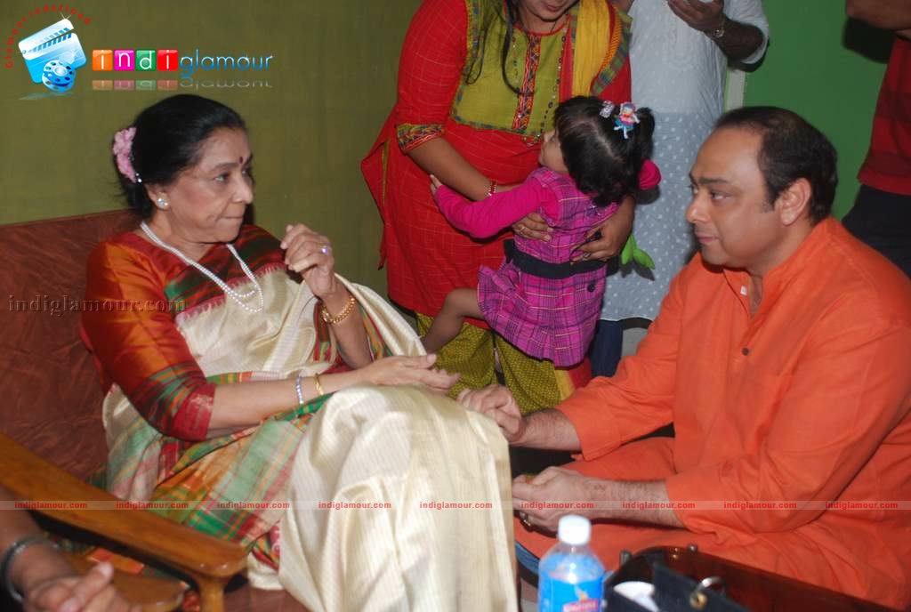 Asha Bhosle and Prateik Babbar at book launch on Smita Patil Event hd photo